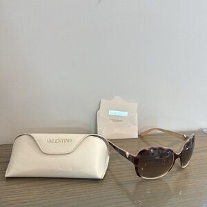 NWT Valentino V612S sunglasses